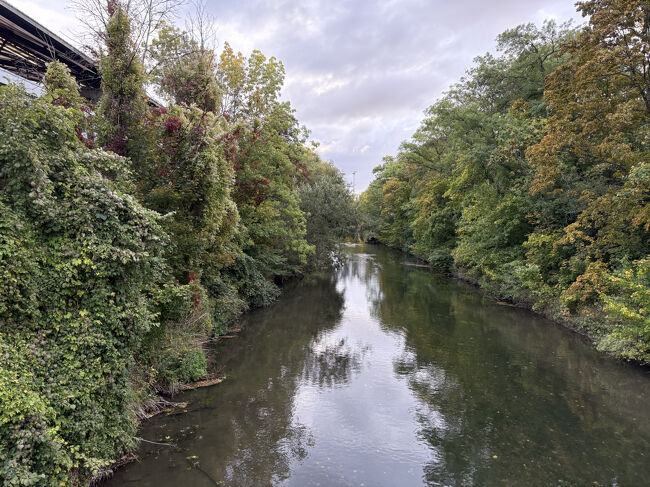 時間があったので、駅の裏側に行ってみると、水路になっていました。城壁のお堀でしょうか？ <br />手持ちの現金が少なかったので、駅にある現金自動支払い機で100ユーロ引き出しましたが、かなり率が悪く、外貨のユーロの口座から107.78ユーロ引き出されていました。やはり銀行に行かないと、手数料が高いようです。 