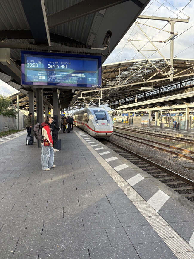 一等車はプラットフォームの端でかなり歩きました。電車は時間通りに到着しました。 かなり空いていました。 <br /><br />