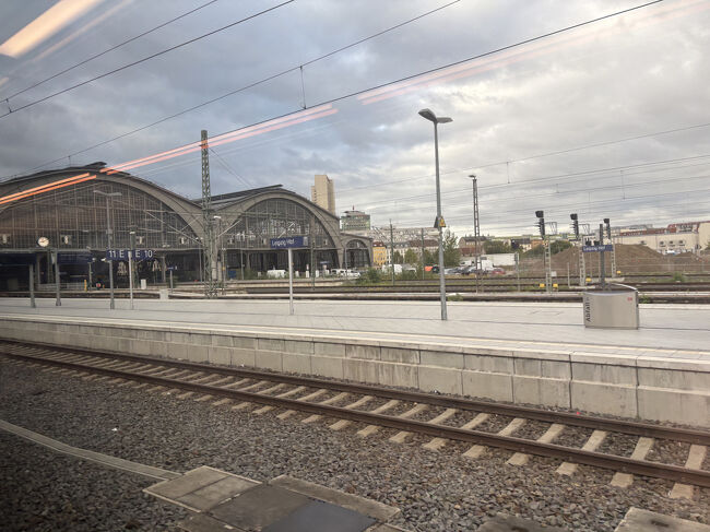 懐かしのライプチヒ駅です。ライプチヒに到着すると少しと乗客が増えて、乗車率は約40%位にはなりました。 ライプチヒ駅はターミナル駅なので、今までとは逆方向に走り始めました。よく考えると、当たり前ですが、日本ではあまり経験がないので、少しびっくりしました。 