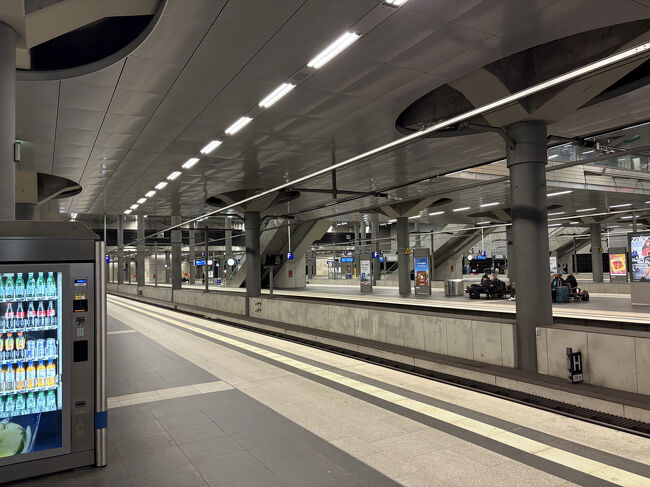 ベルリン中央駅までは、あと1カ所停車しましたが、ほとんど乗降客はいませんでした。ベルリン市内に入ってからはゆっくり走りましたが、ベルリン中央駅には時間通りに着きました。前回ベルリンに来た時はまだなかった駅なので新しくてきれいでした。
