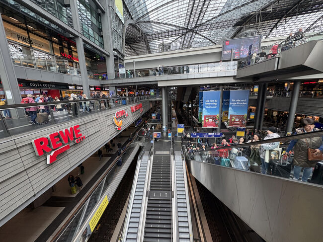 エスカレーターで上がるとお店もたくさんあり賑やかでした。