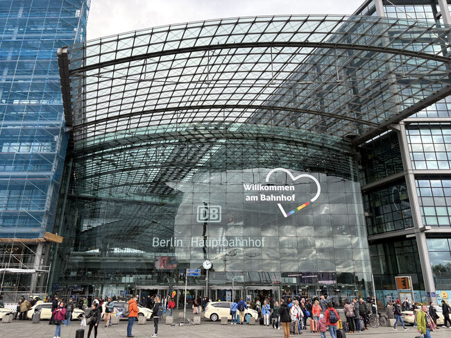 駅前に出て、べリリン中央駅の写真を撮りました。