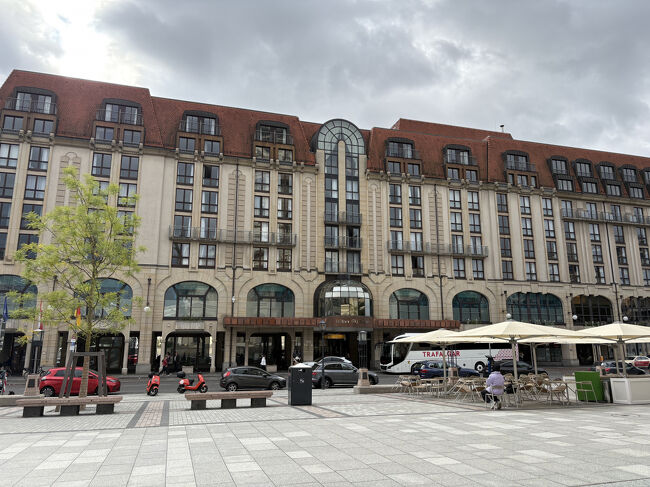 駅の周りを少し見てからタクシーに乗りました。固定料金のようで、あまり距離はないのに18ユーロ取られました。宿泊先のヒルトンベルリンには12時前に着いたので、荷物だけ預かってもらい今日のコンサート会場の下見をしました。