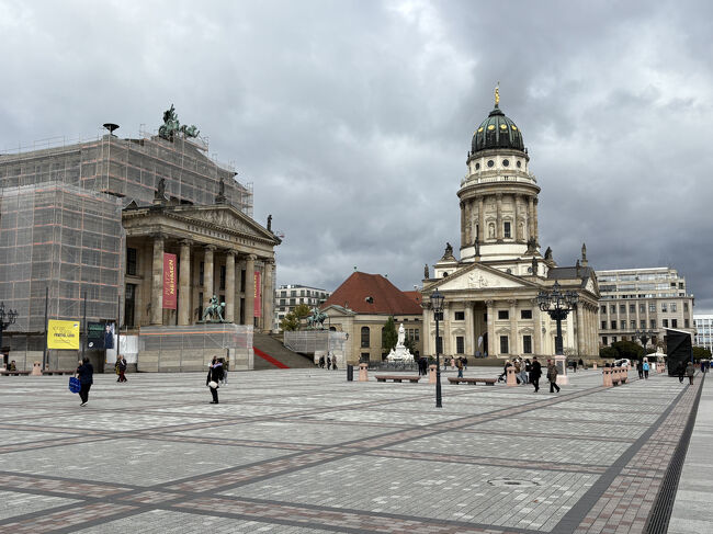 ヒルトンホテルの前に、ドイツドームがあり、その隣がベルリンで一番美しい広場と言われるジャンダルメンマルクトとコンツェルトハウス・ベルリン、その向こうがフランスドームです。
