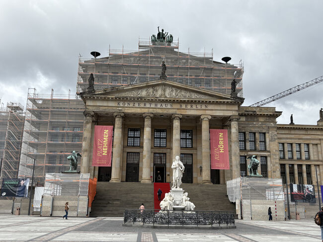 コンツェルトハウス・ベルリンを正面から撮影しました。16時からコンサートを聴き、終演は17時45分の予定です。18時からベルリン国立歌劇場でオペラが始まるので、移動時間が心配でした。