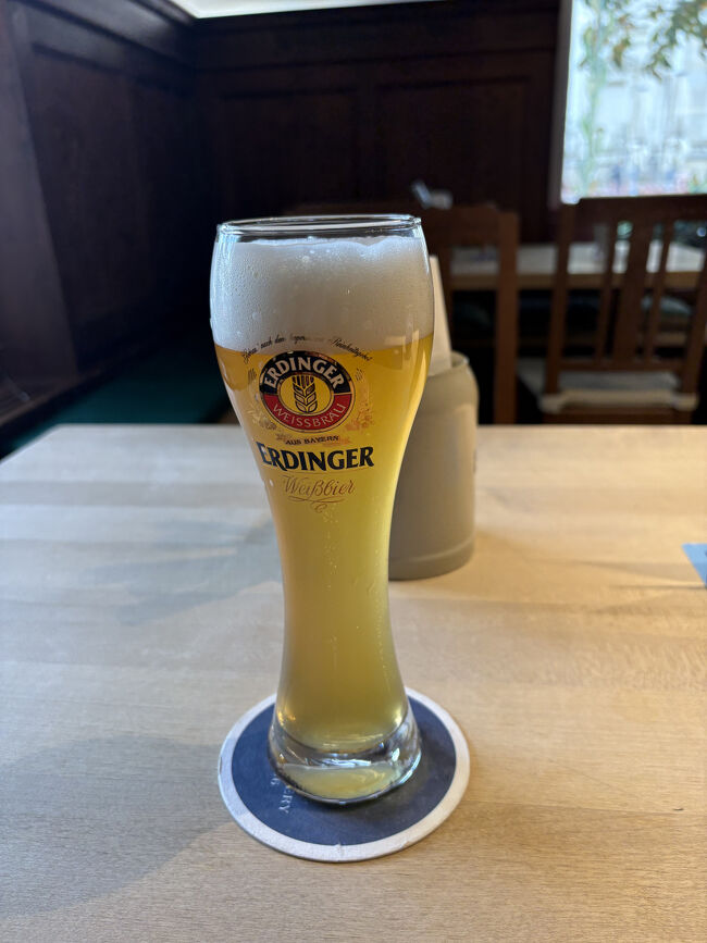 空腹になったので、コンツェルトハウスの向かいにあるバイエルン料理Erdingerで白ビールとジャガイモと肉団子を頼みました。白ビールは3.9ユーロでした。美味しかったです。