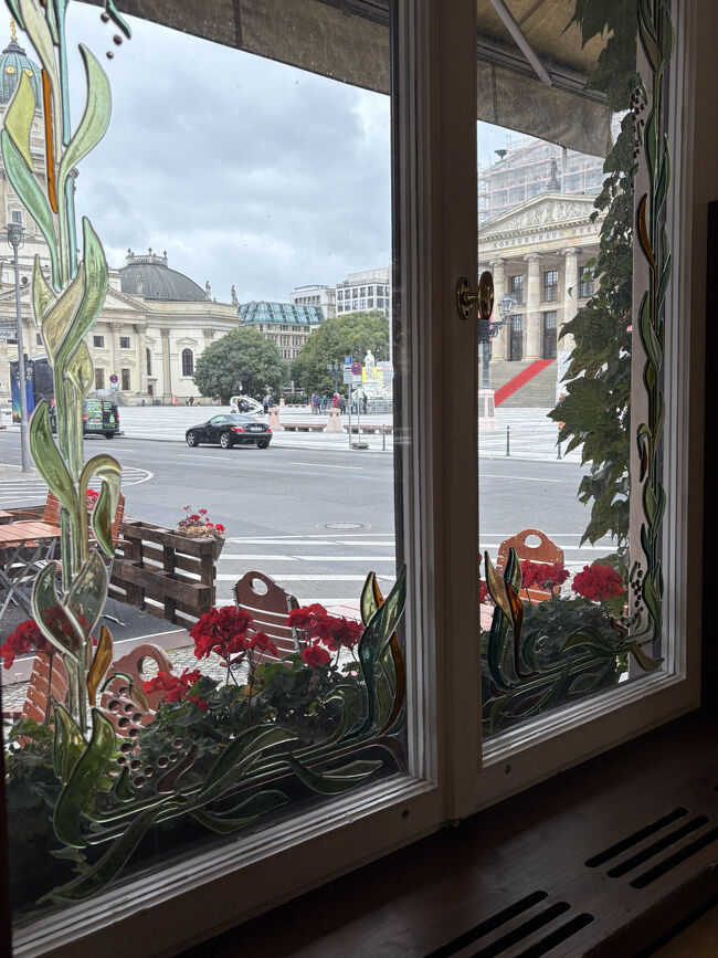 お店の窓からジャンダルメンマルクトが見えました。