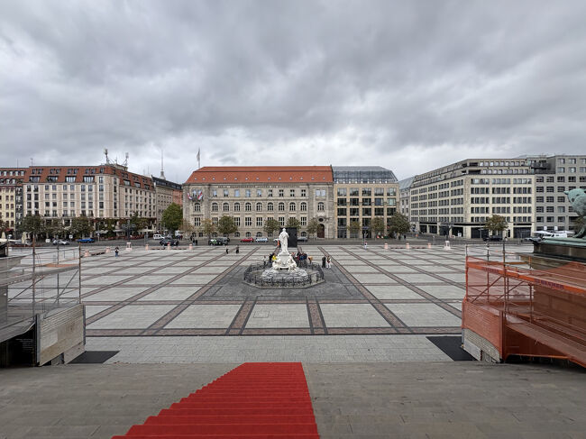 コンツェルトハウス・ベルリンの入り口からジャンダルメンマルクトを撮りました。階段には赤いじゅうたんがひいてありました。