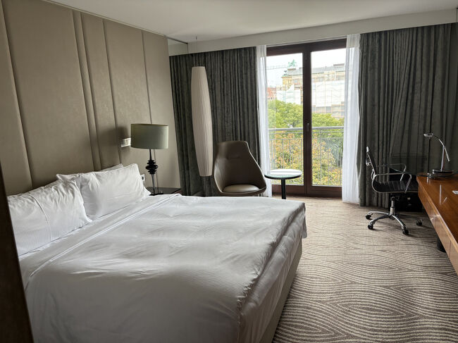 1時過ぎにヒルトンベルリンに戻ると部屋に入れるまであと15分ほどかかると言われ、ロビーのソファーで待ちました。日本人の品の良い団体客らしき人も同じように待っていました。この人たちも二―ベルングの指輪を鑑賞するツアーの人達でした。<br />電車の中でオートチェックインをしましたが、ダイアモンド会員のため一番下のランクの部屋から、6階の目の前にドームが見える部屋にアップグレードされました。部屋の作りは特に広いと言うこともなさそうでした。高い年会費を払ったかいがありました。 