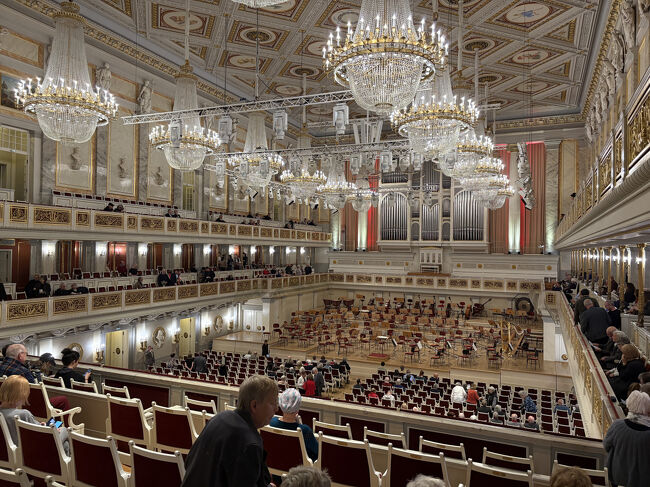 3時30分にホテルを出て、コンチェルトハウスに向かいました。ホールの内部は豪華かつ品があって、今まで音楽を聴いたコンサートホールの中で1番綺麗だったと思います。