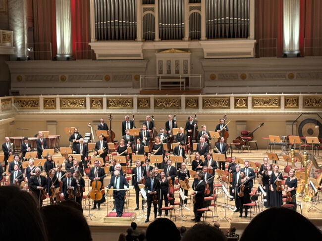 17時半終了の予定でしたが、17時40分ごろまで演奏が続きました。少しひやひやしました。終曲後は、拍手もそこそこに会場を抜け出して、一生懸命ベルリン国立劇場まで歩きました。