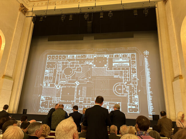 開始前の幕です。非常に見やすい席でした。会場が暗くなると、脳のMRI画像のようなものが投影されて、いきなり序曲が始まりました。ホルンが最新のピアニッシモで始まりました。最初は緊張でやや音が不安定だった気がしますが、音の隅々まで心がこもっているような音楽が流れました。去年聴いたバイロイト音楽祭のオケとは全く異なり、本物のワーグナーの音がしました。評判通り、ティーレマンは現代最高のワーグナー指揮者だと思いました。演出は現代的でしたが、そこそこ楽しめました。歌手の質も揃っていました。座席はやや座りにくかったです。オペラハウスそのものは、改装されてまだ日が浅いですが、ハウスダストが多い気がします。観客の咳も多かったです。二つ隣の席のご夫婦の奥さんが咳が止まらなくなり喘息の発作のようになりました。このため夫婦で途中で退席されました。かわいそうでした（翌々日のエピソードだったかもしれません）。私はフルーツ系とミルク系ののど飴を開始と同時になめていました。最高の音楽でしたが、まだ、時差ぼけが残っており、眠気と戦いながら必死で聞きました。