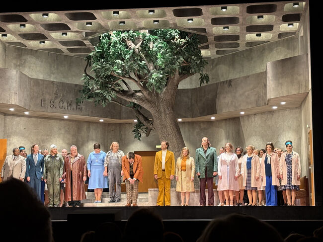 終幕後はスタンディングオベーションで特に指揮者は何度も呼び出されました。指揮者は早く帰りたかったようで、やや仏頂面をしていました。性格は難しいのかもしれません。