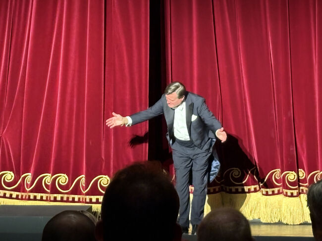 一応、観客のスタンディングオベーションにこたえていました。