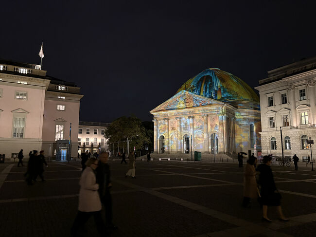 感動を胸に夜景を見ながらホテルに帰りました。やや奇妙なライトアップがありました。