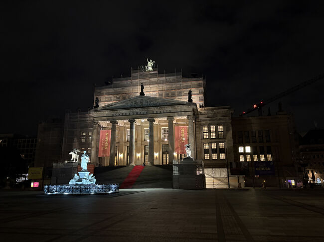 コンツェルトハウスもライトアップされて奇麗でした。ホテルに帰りつくと、ホテルカードがどこにあるかわからなくなりました。ホテルカードの写真を撮っておいたので、写真を見せて、もう1枚発行してもらいました。ホテルカードの写真を撮っておいて良かったです。ラウンジは2階にあり、オレンジジュースを飲んで、部屋に引き上げました。 8時以降はノンアルコールの飲み物だけでした。係員もいなかったです。部屋に戻り、服の中からホテルカードを発見し非常に悲しかったです。無理をして聞きに来て良かったと思い、9時に就寝しました. <br />