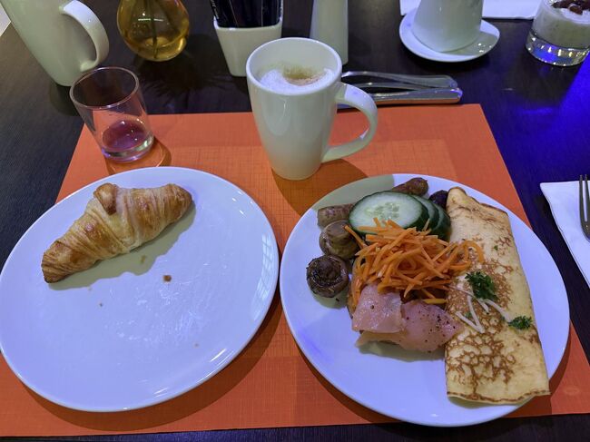 朝5時に目が覚めてしまい、翌日のオペラ（ワルキューレ）の対訳本（音楽之友社）を 読んで過ごしました。通常は読んでもあまり頭に入りませんが、昨日の感動が残っているせいか、よく読めました。6時40分ごろに1階の朝食会場に行きました。久しぶりに空腹を覚えたので、しっかり食べることができました。朝食は特に変わったものはなかったですがが、美味しかったです。朝食の時にツアーの人と話ができました。個人的な旅行会社がやってるようで、20人ぐらいのツアーでした。添乗員の人を紹介してもらい、パンフレットをもらいました。個人旅行はそろそろきつくなってきたので今後はツアーのほうが良いかもしれません。ビジネスクラスの追加料金は高かったですが、一流ホテルが選んであり、良心的な値段でした。 <br />