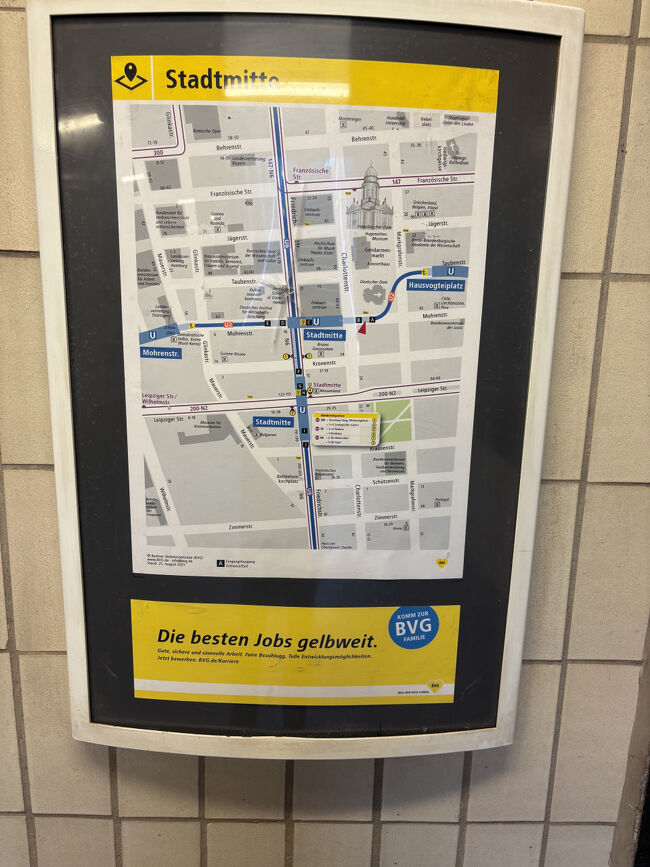 10時前にホテルを出発しました。ホテルの目の前に地下鉄2号線のStadmitte駅のA番出口がありました。自動販売機でベルリン交通連盟の7日券を購入しました。ポツダムまで行けるABCゾーンで52.7ユーロです。これを買っておくと、切符の心配をせずに交通機関を利用できるので安心です。