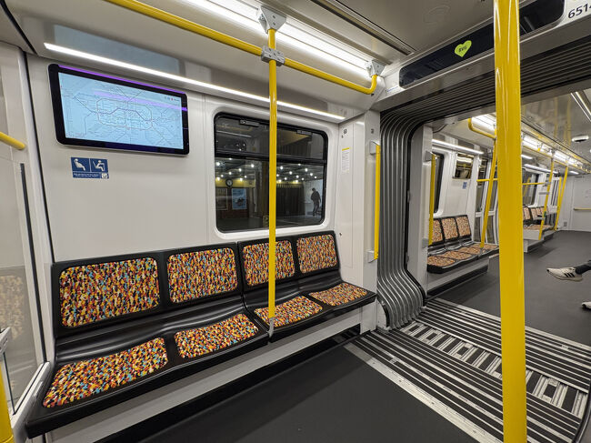 地下鉄の2号線に乗って、オリンピックスタジアムを目指しました。地下鉄の車内の写真です。終点に近いので、最後はガラガラになりました。