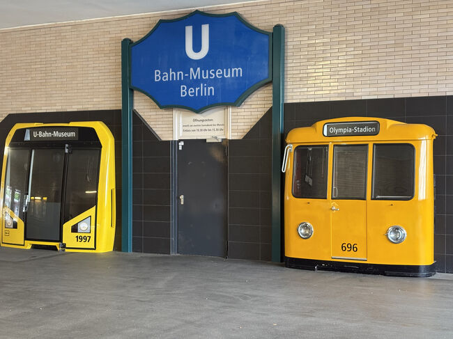 駅の構内に鉄道博物館の入り口がありました。残念なことに月曜日はお休みでした。