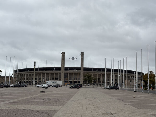 駅を出て、林を抜けるとオリンピックスタジアムが現れました。オリンピックスタジアムの周辺はかなり大きなスポーツ施設になっているようであまり人がいませんでした。入場口がわからなくて、探しました。右側の公園の芝生の整備をしている人に聞いて、やっとたどり着きました。
