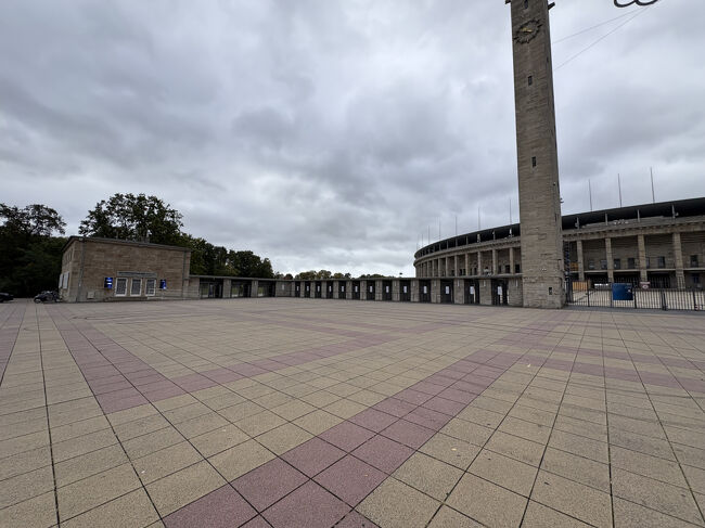 写真の左の建物がビジターセンターでした。