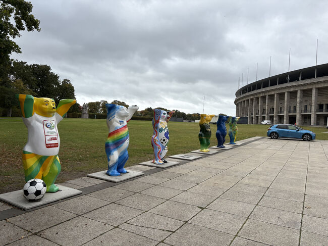 ガイドツアーに参加するとスタジアムの施設を色々見せてくれるようです。ガイドツアーは英語とドイツ語と両方ありました。11時30分開始の英語ツアーに参加しました。ツアー開始までスタジアムの中にあるヘルタ・ベルリンのファンショップを見て過ごしました。ユニフォームなどを売っていました。ヘルタ・ベルリンは2部に降格中でやや元気がなさそうでした。スタジアムまで、熊の人形が並んでいます。