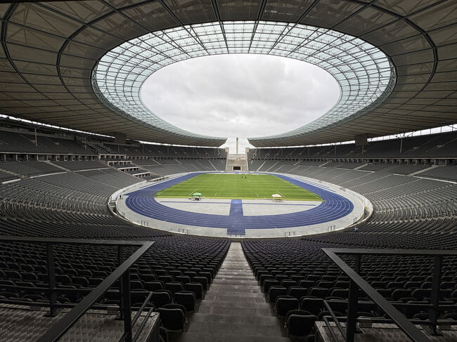 ツアーの前にスタジアムの写真を撮りました。観客席は屋根で覆われていました。