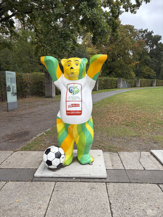 日韓の次に2006年ドイツで行われたワールドカップ記念の熊です。ジダン頭突き事件があり、イタリアが優勝した決勝戦もこの会場で行われました。