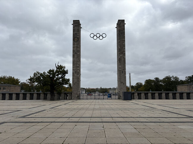 英語ガイドのツアーは私1人だけでした。このためドイツ語ガイドツアーにあぶれた親子2人が加わりました。この道はブランデンブルグ門につながっているそうです。