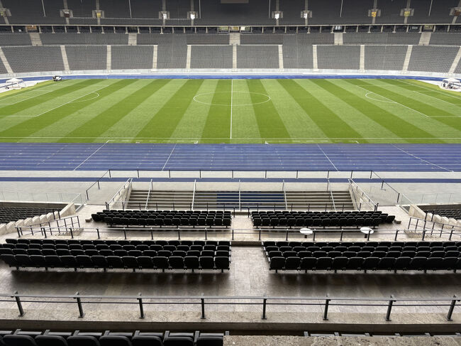 メインスタンド側からフィールドを見たところです。サッカー専用スタジアムではないので、フィールドまでがやや遠いです。