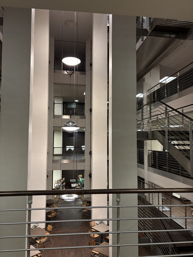 メインスタンドの裏は、会合のできるスペースになっていました。4階あり、2000‐3000人収容できると説明を受けた気がします。