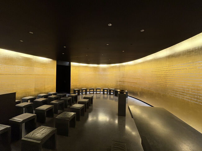 スタジアムの中の礼拝所です。壁には世界各国の言葉で聖書の一節が書かれていました。