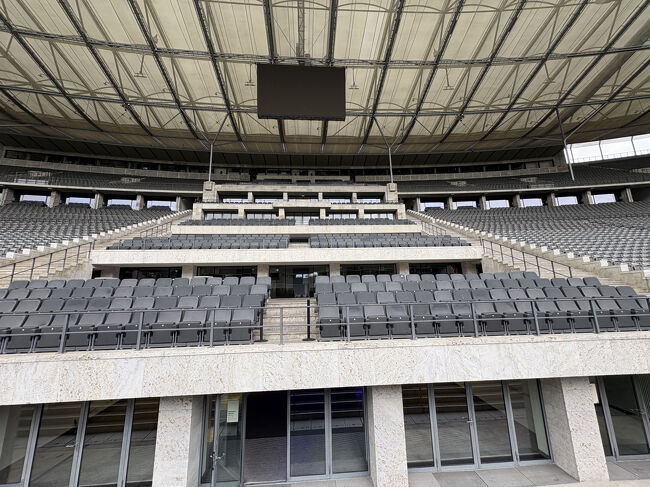 メインスタンドの座席です。客席の上の屋根は、ワールドカップの時に作ったそうです。大変お金がかかったそうですが、新設するとベルリンの新しい空港のように間に合わない可能性があったからと案内の人は言っていました。