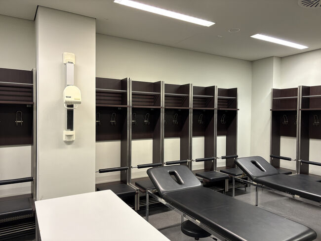 対戦チームのロッカールームです。サンフランシスコ野球場の対戦相手のロッカールームには、集中力をそぐためにテレビが置いてありましたが、そのようなことはしないと言っていました。また、対戦チームはホームの観客と触れることがなく、メインスタンドの地下にある通路からバスに乗って帰れるようになっていました。