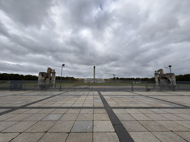 聖火台があった位置から外を見たところです。ナチスの負の歴史も刻まれたスタジアムです。この先にベルリンフィルが夏に屋外で演奏会をするヴァルトビューネ野外音楽堂もあったようです。