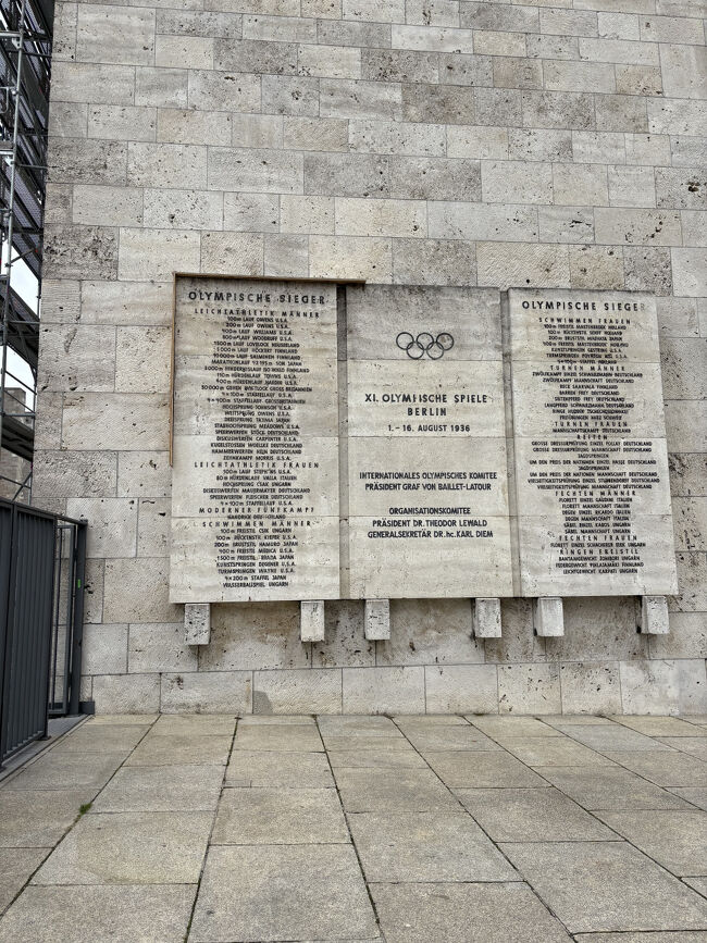 壁に1936年に開催されたベルリンオリンピックの金メダリストの名前がありました。当時の日本国籍のSON、TAJIMAの名前もありました。