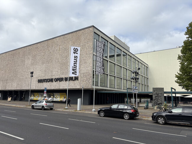 道を渡ってオペラハウス全体を撮影しました。