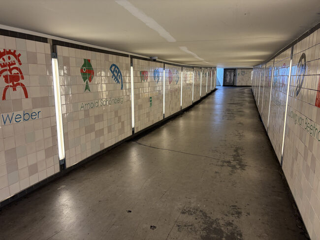 2番線に乗ってドイツ・オペラ駅で降りました。ドイツ・オペラまでの地下道には作曲家の名前が壁面に書かれて、謎の肖像画がありました。