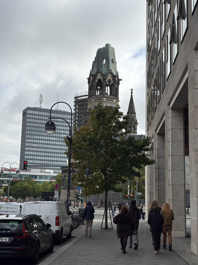 また、地下鉄に乗り、ツォー駅で降りました。動物園の方角は賑わっていましたが、動物園には行きませんでした。この辺りは、旧西ドイツの繁華街です。カイザー・ヴィルヘルム記念教会が見えました。空襲で破壊されたままになっています。