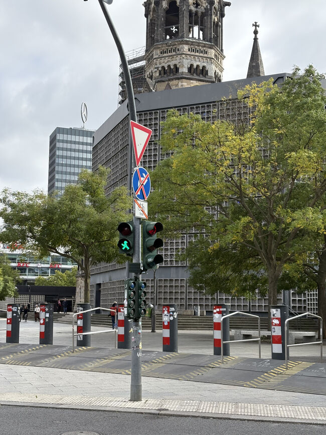 久しぶりのアンペルマンです。でもここは西ベルリンなのにと思いました。