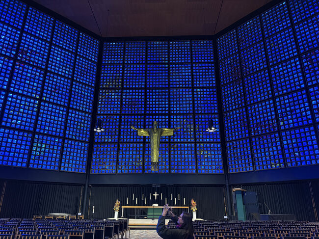 新記念教会に入りました。青いステンドグラスが神秘的でした。