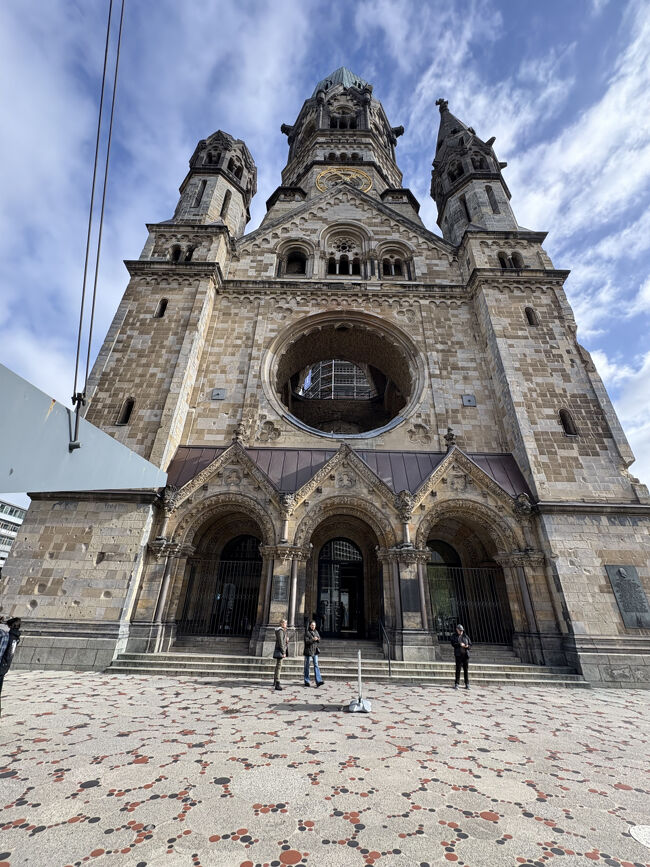 カイザー・ヴィルヘルム記念教会です。正面から見ると廃墟というほどではありません。