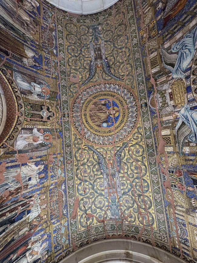 天井のモザイクは一部復元してありきれいでした。