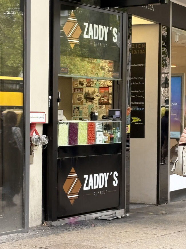 百貨店KaDeWeを目指して歩いていると、美味しそうにケバブを食べている人を何人か見かけました。私も食べたくなりました。ZADDY’Sというケバブ屋さんがあり、グーグルで高点数なのでここで頼みました。