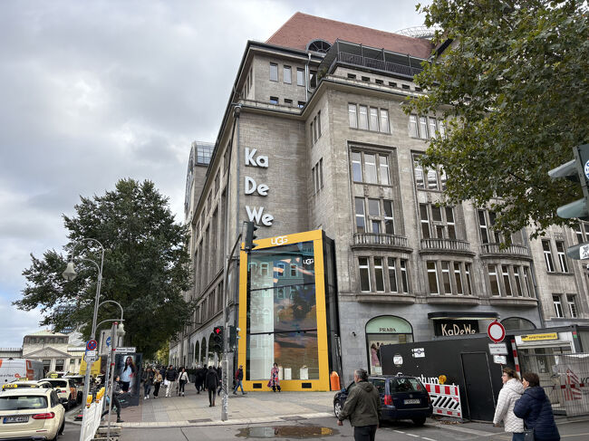 百貨店のKaDeWeです。中に入って、特に食料品の部門を見て歩きましたが、何も買いませんでした。