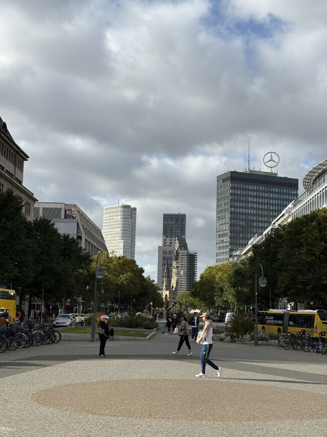 屋上にベンツマークがあるのはオイローパー・センターです。この辺りはクーダムと言って、旧西ベルリンの繁華街です。買い物客が多く歩いていました。まだ３時でしたが歩き疲れたので、観光は早めに切り上げることにしました。ホテルまでバスに乗って帰りました。