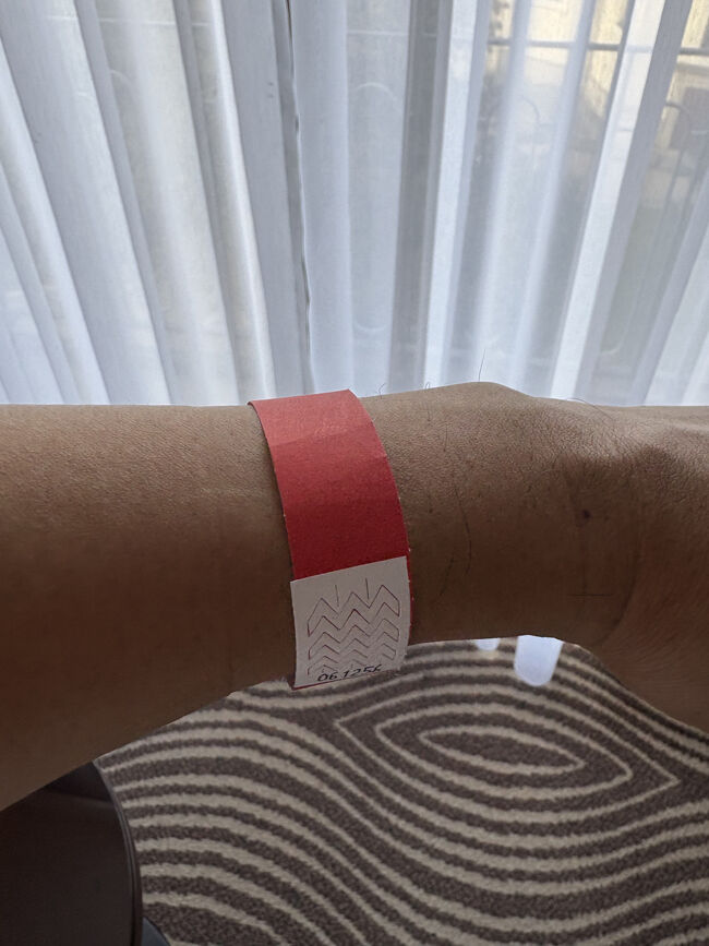 オリンピック・スタジアム見学ツアーの参加者がつけてもらう腕章です。結構強くて外すのが大変でした。