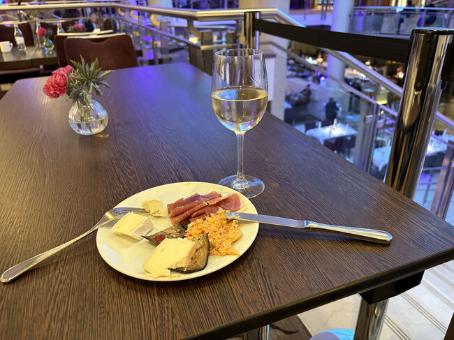 ６時から２階のラウンジのカクテルタイムでワインと軽食を食べて夕食としました。一人旅だとレストランに入りにくいので、ラウンジが利用できると助かります。夜はワルキューレの対訳本を読んで寝ました。