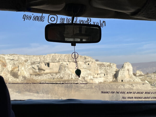 ランクルのフロントガラス越しの風景<br />ミラーにぶら下がっているバルーン風の飾りが<br />走っている間激しく揺れました(しんどさが堪えた)<br />